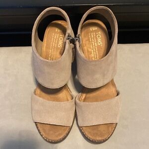 Women’s TOM’S Block Sandals. Tan Suede with Side Zippers. Size 6.5.